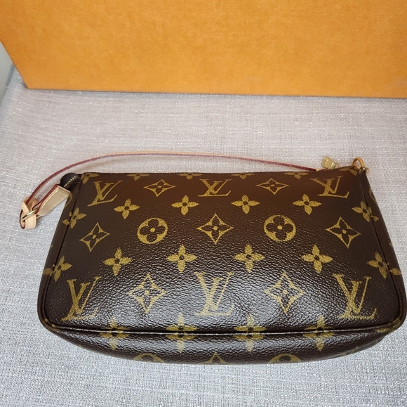 Authentic Louis Vuitton Pochette Accesoires - Picture 8 of 17